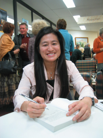 lyn-signing-1