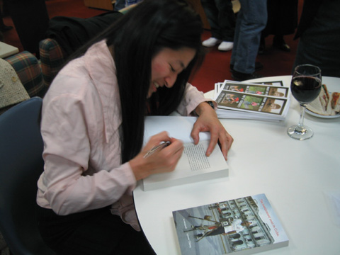 lyn-signing-2